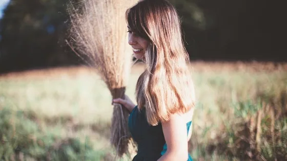 Valentina Marulli in a field holding dried grasses